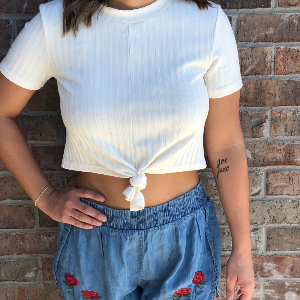 EUC Dainty Hooligan Cream sweater crop top size L